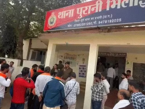 महिला बोली- पुलिसवाले ने प्राइवेट-पार्ट को छुआ:जेल में बंद बेटे को छुड़ाने सेक्स की डिमांड; हिंदू संगठन ने घेरा थाना, SSP ने किया सस्पेंड महिला बोली- पुलिसवाले ने प्राइवेट-पार्ट को छुआ:जेल में बंद बेटे को छुड़ाने सेक्स की डिमांड; हिंदू संगठन ने घेरा थाना, SSP ने किया सस्पेंड