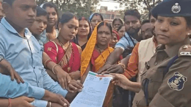 यौन शोषण मामला…भिलाई-3 थाना के बाहर धरने पर बैठे पार्षद:कहा- निगरानीशुदा बदमाश ने अफवाह फैलाकर मेरी छवि धूमिल की, FIR दर्ज करने की मांग