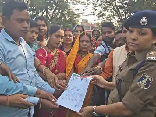 यौन शोषण मामला…भिलाई-3 थाना के बाहर धरने पर बैठे पार्षद:कहा- निगरानीशुदा बदमाश ने अफवाह फैलाकर मेरी छवि धूमिल की, FIR दर्ज करने की मांग