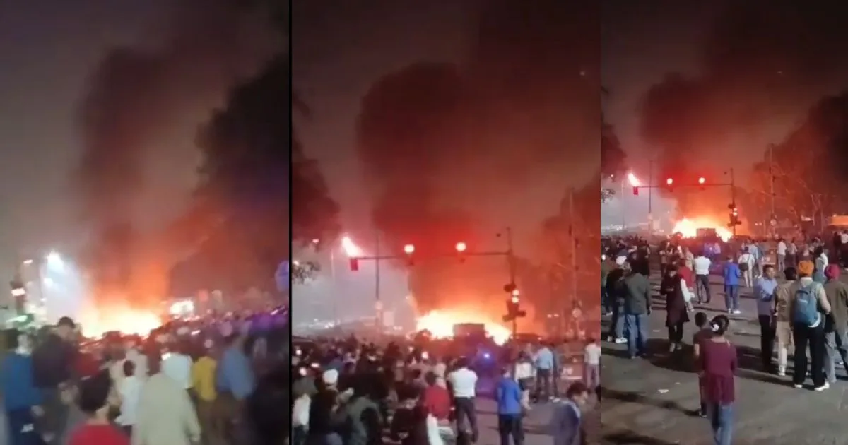 Delhi Blast : लाल किला मेट्रो स्टेशन के गेट नंबर 1 पर हुए धमाके के बाद भूकंप जैसे कांपी धरती, मेट्रो के शीशे टूटे, गाड़ियों के उड़ गए परखच्चे