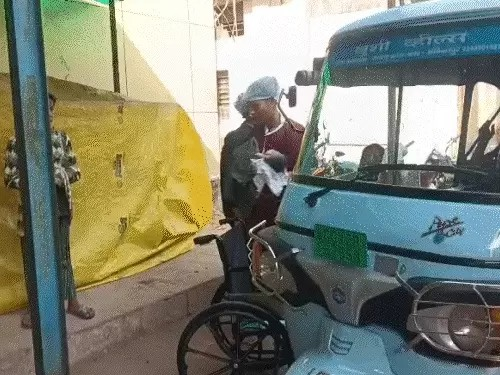 कोरबा में परिजन बोले-टाइम पर नहीं पहुंची एम्बुलेंस, अधिकारी ने कहा-कार्रवाई करेंगे;अंबिकापुर में फर्श पर डिलीवरी