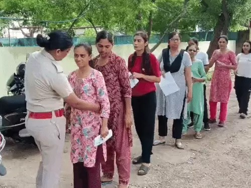 व्यापम की परीक्षा में सख्ती, स्वेटर उतारकर चेंकिग होगी:हल्के रंग के कपड़े, फूटवियर में चप्पल अनिवार्य; एग्जाम सेंटर 2 घंटे पहले पहुंचे