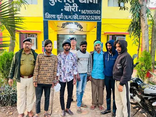 दुर्ग में मिर्ची पाउडर आंख में झोंक कर लूटे जेवर:6 आरोपियों ने आपस में बांटे सोने-चांदी के गहने, 9 महीने बाद पकड़ाए