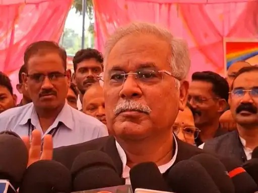 धान खरीदी संकट,1800 कर्मचारियों ने दिया सामूहिक इस्तीफा:धरना स्थल पर बघेल का सरकार पर हमला, बोले-‘यह पूरा खेल अडानी को लाभ पहुंचाने का है’ धान खरीदी संकट,1800 कर्मचारियों ने दिया सामूहिक इस्तीफा:धरना स्थल पर बघेल का सरकार पर हमला, बोले-‘यह पूरा खेल अडानी को लाभ पहुंचाने का है’