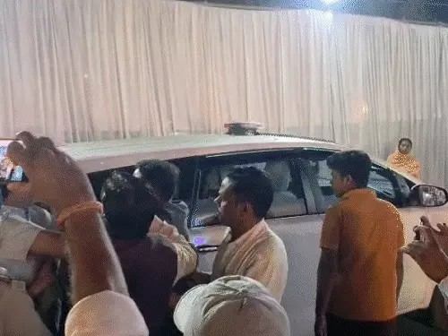 राज्योत्सव पर बवाल…BJP कार्यकर्ताओं-पुलिसकर्मियों में झड़प VIDEO:वर्दी के बटन और नेमप्लेट तोड़े गए, बेमेतरा में कलेक्टर से भिड़े बीजेपी कार्यकर्ता, कार्यक्रम से चले गए विधायक राज्योत्सव पर बवाल…BJP कार्यकर्ताओं-पुलिसकर्मियों में झड़प VIDEO:वर्दी के बटन और नेमप्लेट तोड़े गए, बेमेतरा में कलेक्टर से भिड़े बीजेपी कार्यकर्ता, कार्यक्रम से चले गए विधायक