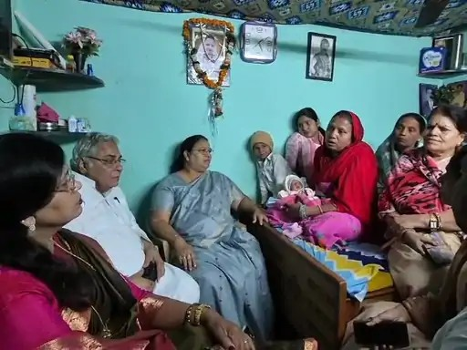 नसबंदी के बाद 2 महिलाओं की मौत..पीड़ित-परिवार से मिले कांग्रेसी:अस्पताल ने दवा रिएक्शन बताया, परिजनों ने लापरवाही का आरोप लगाया