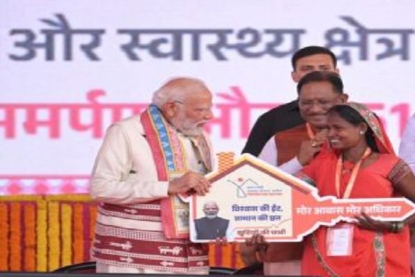 प्रधानमंत्री मोदी ने सोनिया को दी पीएम आवास की चाबी, ‘जनमन योजना’ से सपना हुआ साकार