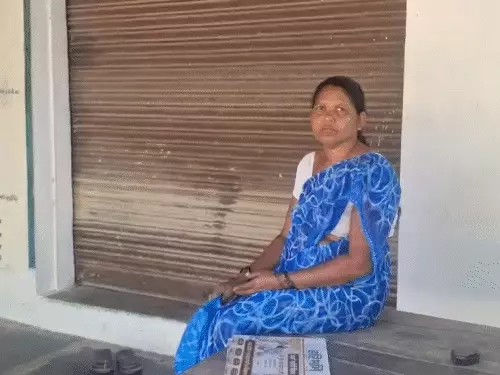 कांकेर में आंगनबाड़ी सहायिका ने अपनाया ईसाई धर्म:ग्रामीणों ने बच्चों को भेजना किया बंद, 15 दिनों से लटका ताला; मूल धर्म वापसी की मांग