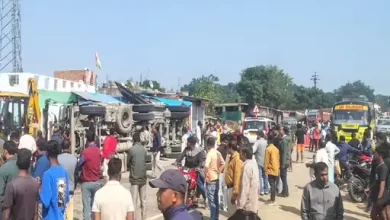 सरगुजा में कोयले से भरा ट्रेलर पलटा…दो बच्चे घायल:एक की हालत गंभीर, भड़के लोगों ने किया चक्काजाम, स्पीड ब्रेकर बनाने की मांग