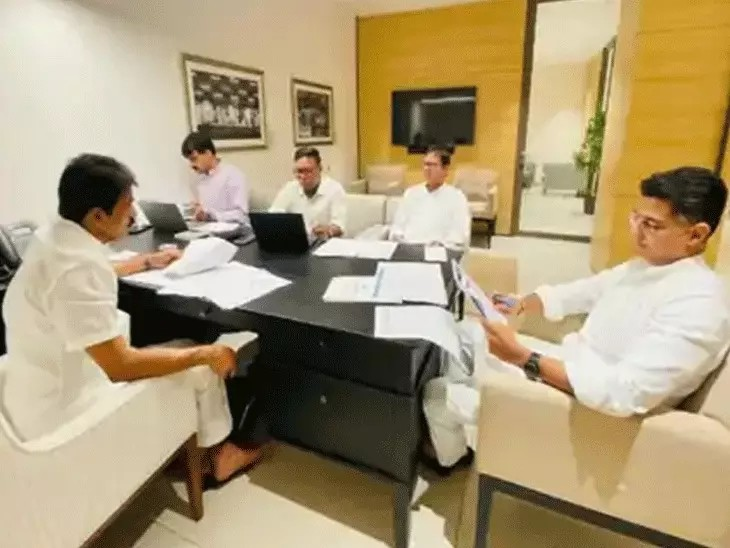 कांग्रेस-जिलाध्यक्षों की लिस्ट 4 दिनों में हो सकती है जारी:36 नए चेहरे, 5 पुराने नेताओं की वापसी संभव; ‘उदयपुर फॉर्मूला’ भी लागू होगा कांग्रेस-जिलाध्यक्षों की लिस्ट 4 दिनों में हो सकती है जारी:36 नए चेहरे, 5 पुराने नेताओं की वापसी संभव; ‘उदयपुर फॉर्मूला’ भी लागू होगा