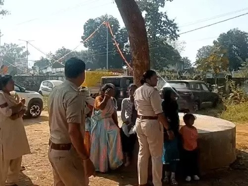 कस्टडी में मौत पर बवाल: परिजनों ने शव लेने से किया इनकार, बोले—पुलिस ने पीट-पीटकर मारा; विधायक टोप्पो ने सख्त कार्रवाई की मांग की कस्टडी में मौत पर बवाल: परिजनों ने शव लेने से किया इनकार, बोले—पुलिस ने पीट-पीटकर मारा; विधायक टोप्पो ने सख्त कार्रवाई की मांग की
