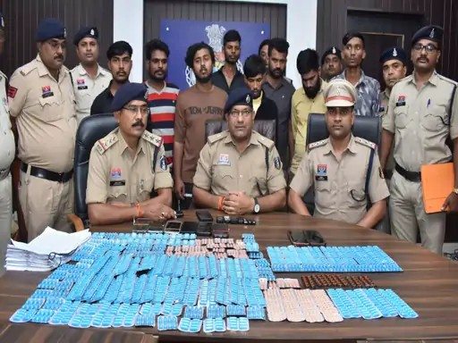 आजमगढ़ से दुर्ग पहुंची प्रतिबंधित नशीली दवाई:ग्राहक की तलाश में पकड़ाए आरोपी; 2.5 हजार नशीली कैप्सूल जब्त आजमगढ़ से दुर्ग पहुंची प्रतिबंधित नशीली दवाई:ग्राहक की तलाश में पकड़ाए आरोपी; 2.5 हजार नशीली कैप्सूल जब्त