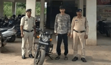 स्पा सेंटर में डकैती करने वाला एक और आरोपी पकड़ाया:कारोबारी को बंधक बनाकर ATM से पैसे निकलवाए थे; सिमगा से गिरफ्तार
