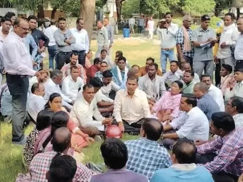 छत्तीसगढ़ में 15 नवंबर से धान खरीदी पर संशय:कम्प्यूटर ऑपरेटर्स-कर्मचारियों ने शुरू किया अनिश्चितकालीन हड़ताल, शनिवार-रविवार अवकाश की रहेगी छुट्‌टी
