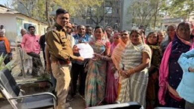 धमतरी: ठेकेदार पर महानदी का रेत चोरी करने का आरोप! आक्रोशित ग्रामीणों ने थाने का किया घेराव