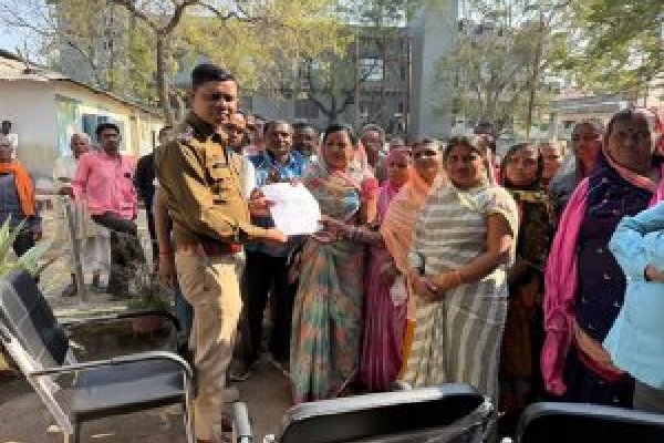 धमतरी: ठेकेदार पर महानदी का रेत चोरी करने का आरोप! आक्रोशित ग्रामीणों ने थाने का किया घेराव