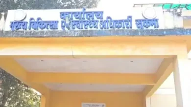 वार्ड आया बोली- CMHO हाथ पकड़ते हैं, गले लगाते हैं:अफसर के घर खाना बनाने वाली का आरोप; सुकमा सीएमएचओ बोले- मैंने कोई छेड़छाड़ नहीं की
