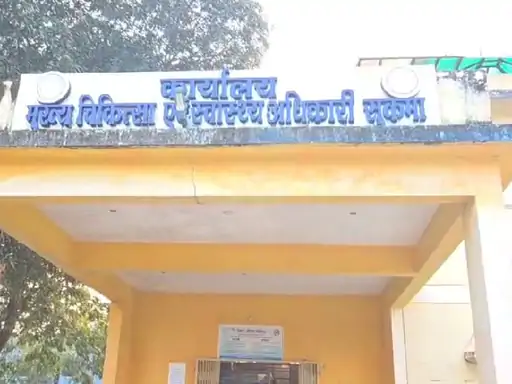 वार्ड आया बोली- CMHO हाथ पकड़ते हैं, गले लगाते हैं:अफसर के घर खाना बनाने वाली का आरोप; सुकमा सीएमएचओ बोले- मैंने कोई छेड़छाड़ नहीं की
