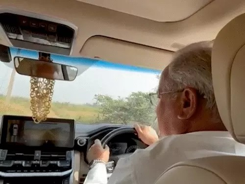 अपने गांव में लॉन्ग ड्राइव पर निकले भूपेश बघेल VIDEO:शाहरुख के गाने, गांव की सड़क; लोगों ने कमेंट कर अनोखे अंदाज को सराहा