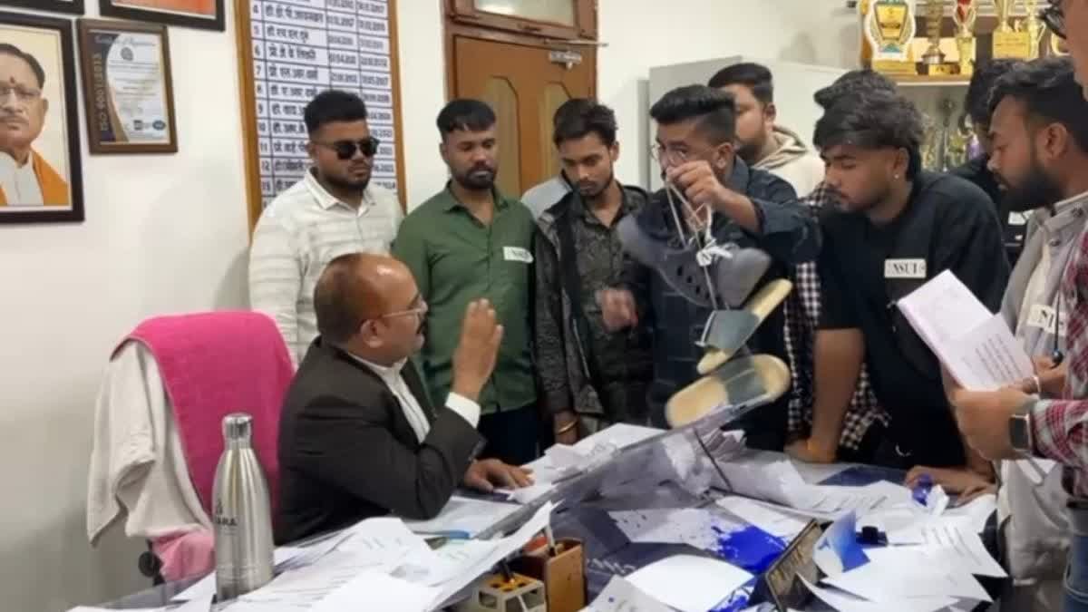 भिलाई के कल्याण कॉलेज में एनएसयूआई का हंगामा, प्रिंसिपल को जूतों की माला पहनाने की कोशिश