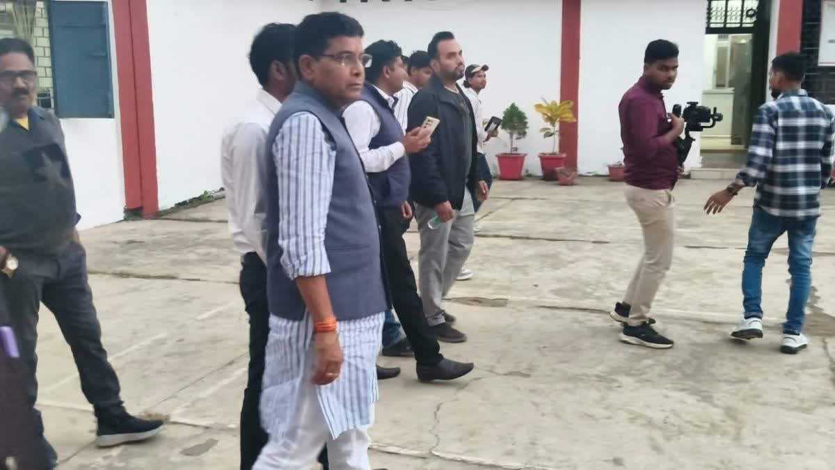 उच्च शिक्षा मंत्री टंकराम वर्मा ने प्रबंधन को लगाई फटकार, जानिए किस बात पर हुए नाराज
