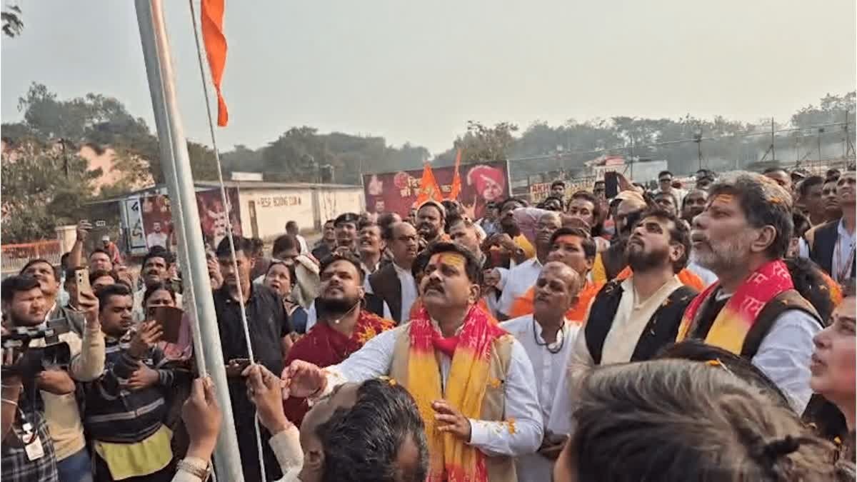धीरेंद्र शास्त्री की कथा से पहले भिलाई में ध्वज पताका फहराई गई, 25 दिसंबर से होगी कथा