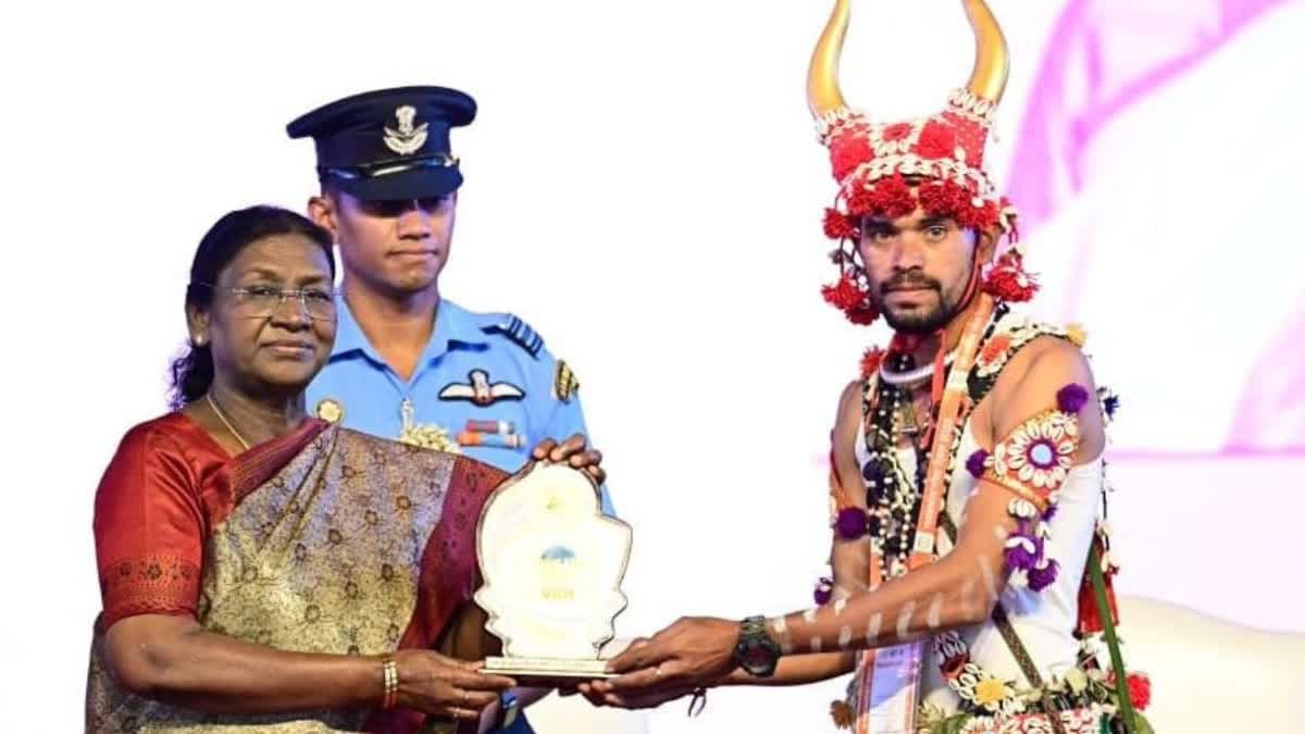 लिंगों घोटुल मांदरी नृत्य दल से कलेक्टर ने की मुलाकात, कलाकारों को दिया हर संभव मदद का भरोसा