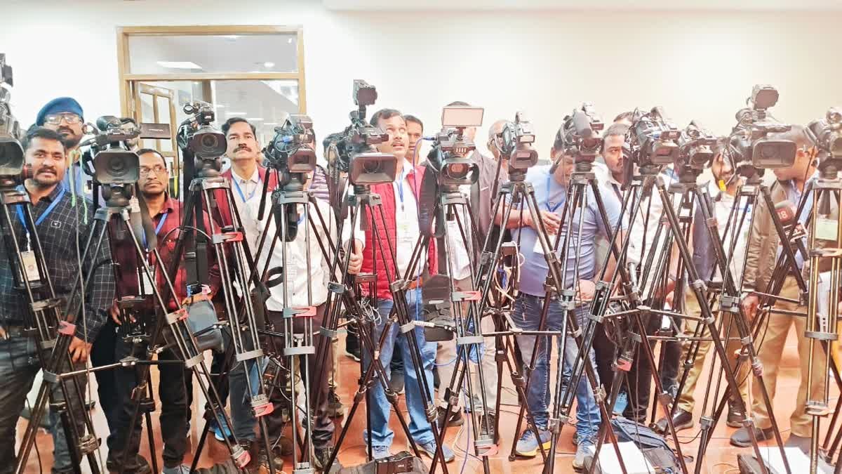 25 साल में पहली बार ‘कैमरा डाउन’ : छत्तीसगढ़ विधानसभा में मोबाइल बैन पर मीडिया का बहिष्कार 25 साल में पहली बार ‘कैमरा डाउन’ : छत्तीसगढ़ विधानसभा में मोबाइल बैन पर मीडिया का बहिष्कार