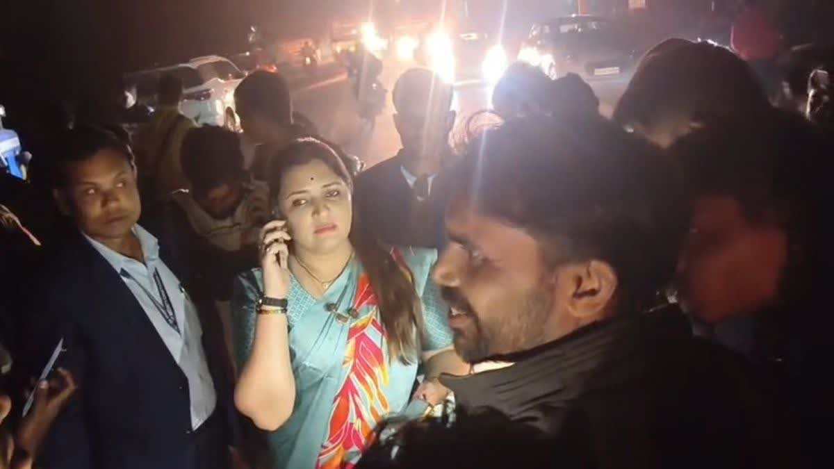 सड़क पर खड़ी ट्रैक्टर ट्रॉली से टकराए बाइकर्स, एक की मौत, विधायक भावना बोहरा ने घायल को अपनी गाड़ी से पहुंचाया अस्पताल सड़क पर खड़ी ट्रैक्टर ट्रॉली से टकराए बाइकर्स, एक की मौत, विधायक भावना बोहरा ने घायल को अपनी गाड़ी से पहुंचाया अस्पताल