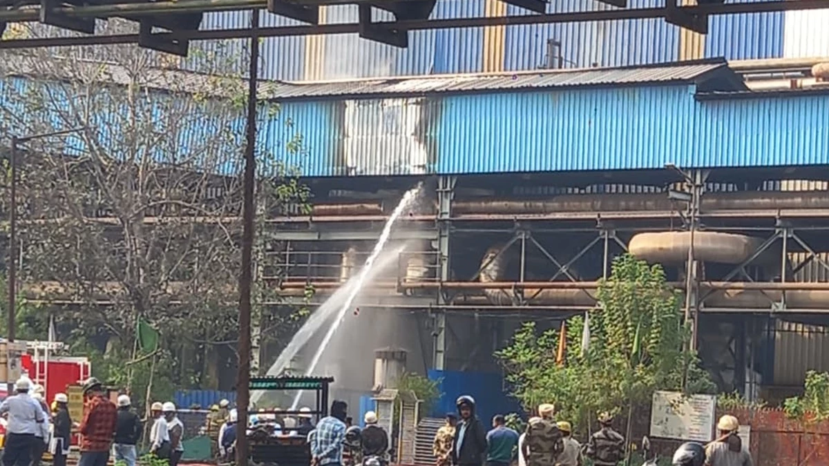 छत्तीसगढ़ में भिलाई स्टील प्लांट के पीबीएस-2 के गैस लाइन में लगी आग छत्तीसगढ़ में भिलाई स्टील प्लांट के पीबीएस-2 के गैस लाइन में लगी आग