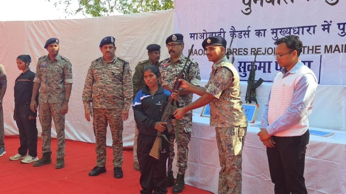 मीडियम भामा समेत 33 लाख के इनामी 10 माओवादियों का सरेंडर मीडियम भामा समेत 33 लाख के इनामी 10 माओवादियों का सरेंडर