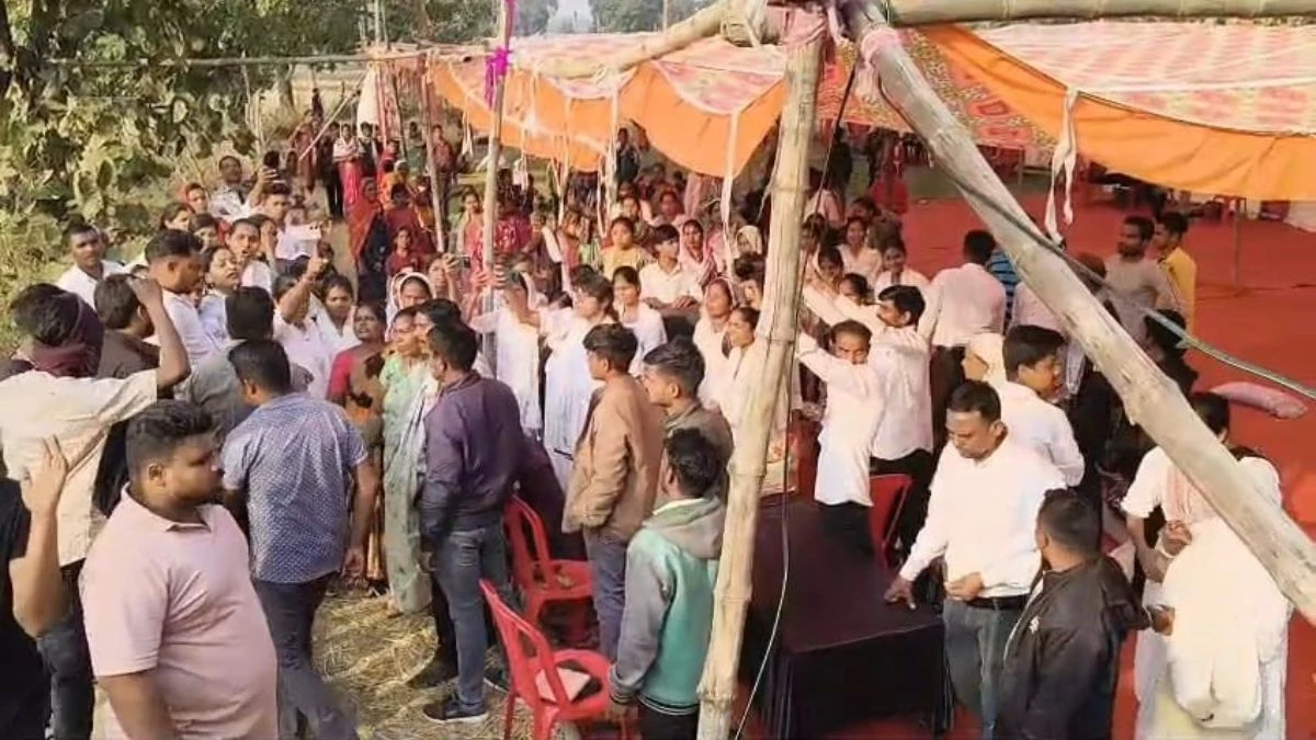 CG में बिना अनुमति चंगाई सभा पर बवाल, हिंदू संगठनों और मसीही समाज आमने-सामने… धार्मिक तनाव CG में बिना अनुमति चंगाई सभा पर बवाल, हिंदू संगठनों और मसीही समाज आमने-सामने… धार्मिक तनाव