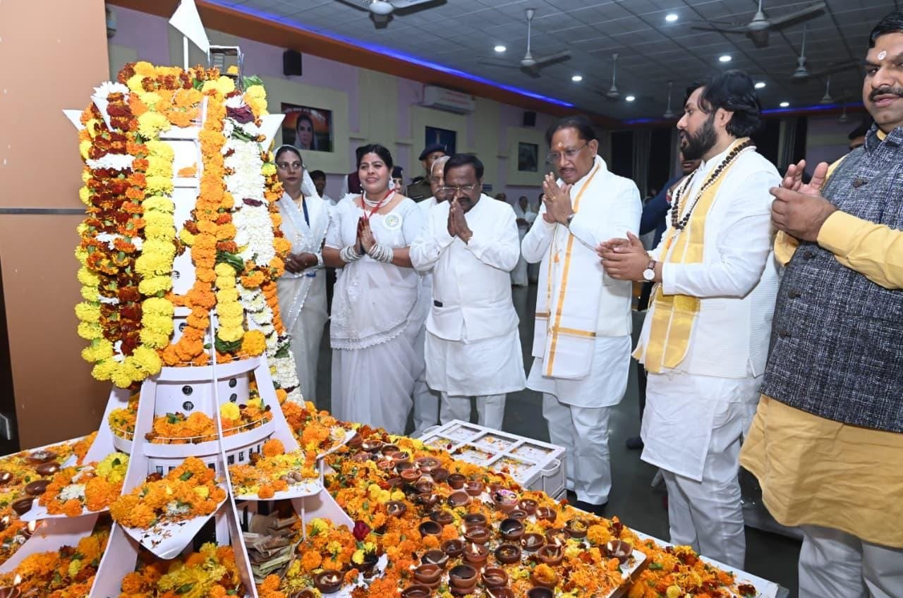 बाबा के बताए मार्ग पर चलकर ही बनेगा विकसित छत्तीसगढ़: मुख्यमंत्री विष्णु देव साय बाबा के बताए मार्ग पर चलकर ही बनेगा विकसित छत्तीसगढ़: मुख्यमंत्री विष्णु देव साय