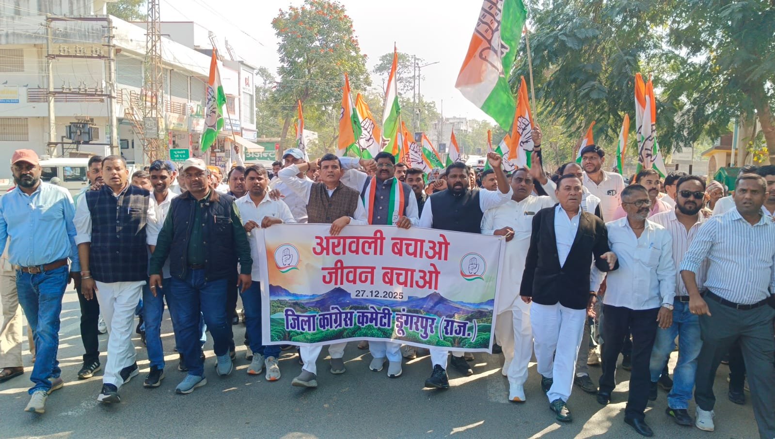 ‘अरावली बचाओ, जीवन बचाओ…’  डूंगरपुर में कांग्रेस का विशाल पैदल मार्च, केंद्र सरकार के फैसले का जमकर विरोध