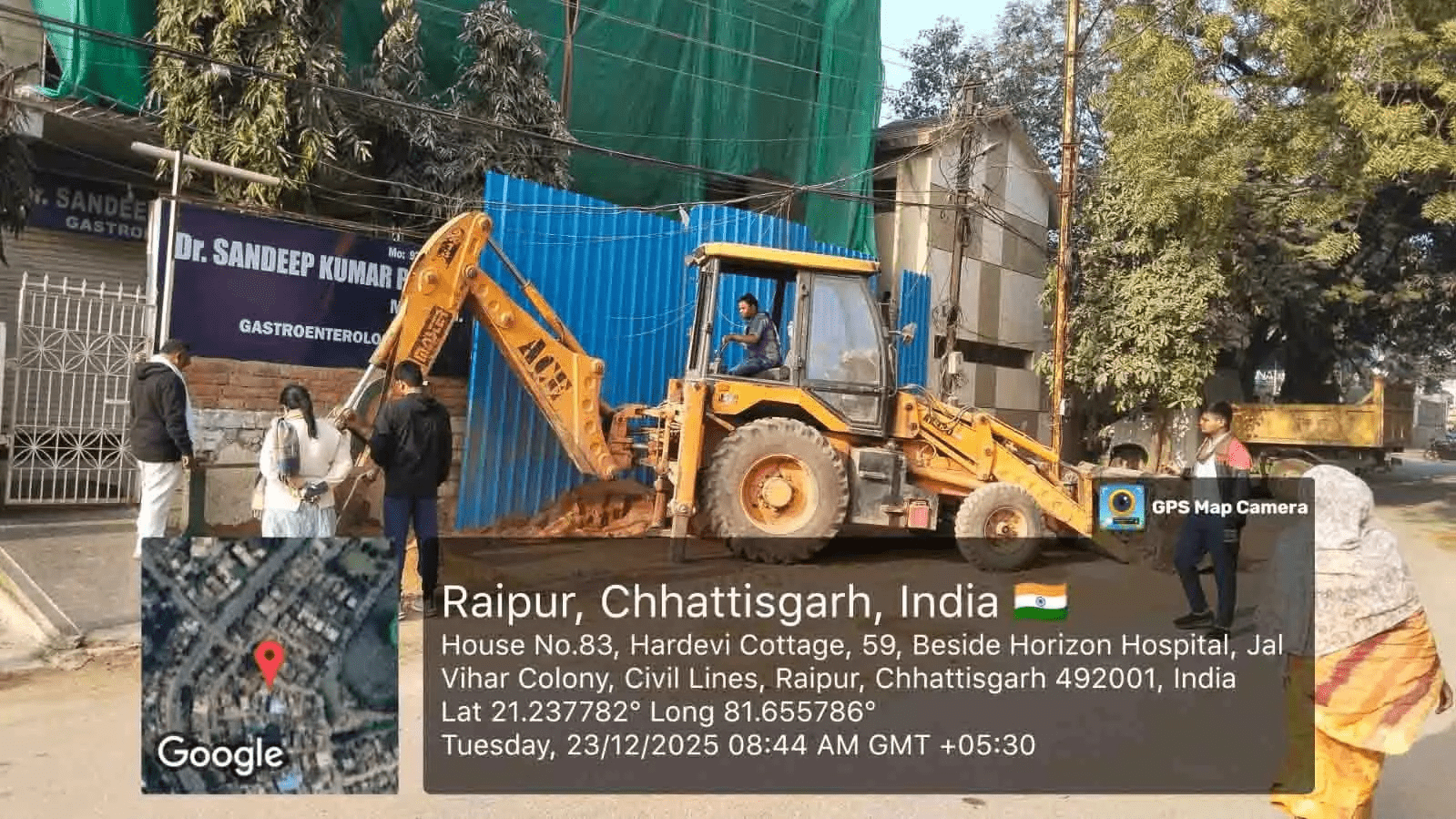 जलविहार कॉलोनी में सफाई में बाधक पाटे तोड़े गए, दो भवन स्वामियों से जुर्माना वसूला गया