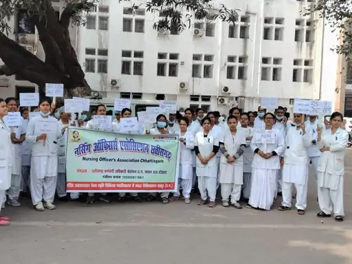 मेकाहारा में नर्सिंग स्टाफ का प्रोटेस्ट:वेतन, भर्ती और ग्रेड-पे जैसी 10 मांग 10 सालों से नहीं हुई पूरी; 1 जनवरी से अनिश्चितकालीन हड़ताल