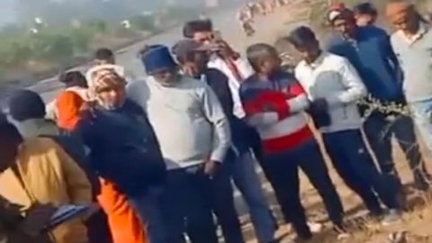 मऊगंज में सड़क किनारे मिला अज्ञात युवक का शव, चेहरे पर धारदार हथियार के निशान; हत्या की आशंका