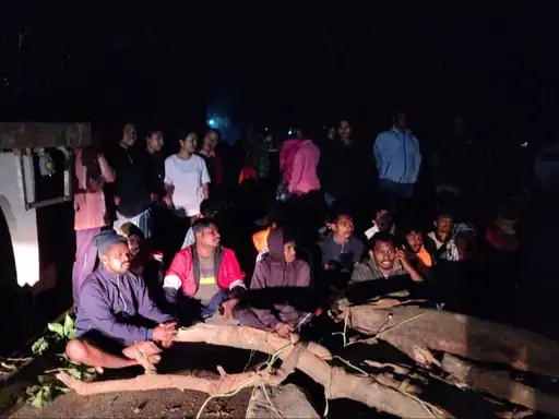 दंतेवाड़ा में ट्रक ने बाइक सवार को मारी टक्कर:विरोध में ग्रामीणों ने किया चक्काजाम, ड्राइवर फरार; घायल का इलाज जारी