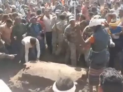 शव दफनाने को लेकर आदिवासी-ईसाई समुदाय भिड़े:कांकेर में कब्र से लाश निकालने की कोशिश, झड़प में कई ग्रामीण घायल, पुलिसकर्मियों को भी आई चोटें