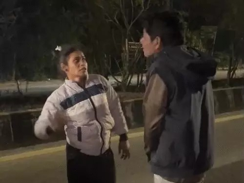बिलासपुर में नशे में युवक-युवती का हाई-वोल्टेज ड्रामा, VIDEO:युवक को थप्पड़ जड़े, गाड़ी के सामने कूदकर मरने का नाटक करती रही, लड़का मनाता रहा बिलासपुर में नशे में युवक-युवती का हाई-वोल्टेज ड्रामा, VIDEO:युवक को थप्पड़ जड़े, गाड़ी के सामने कूदकर मरने का नाटक करती रही, लड़का मनाता रहा