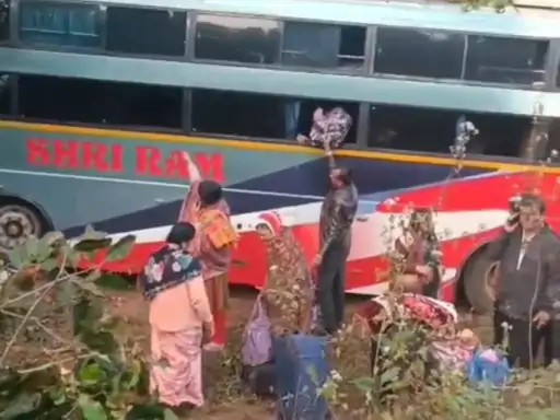तिरुपति जा रही टूरिस्ट बस पेड़ से टकराई:राजनांदगांव के 1 युवक की मौत, ड्राइवर समेत 3 घायल; रायपुर-दुर्ग के 40 यात्री थे सवार तिरुपति जा रही टूरिस्ट बस पेड़ से टकराई:राजनांदगांव के 1 युवक की मौत, ड्राइवर समेत 3 घायल; रायपुर-दुर्ग के 40 यात्री थे सवार