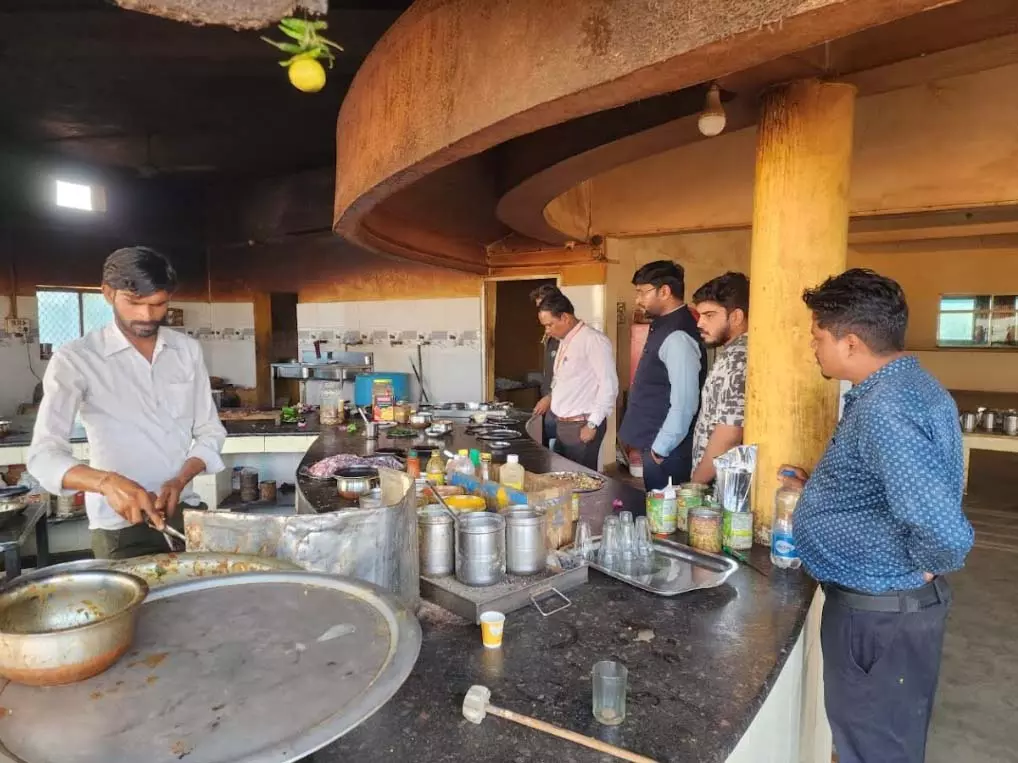 छत्तीसगढ़ में क्रिसमस और नववर्ष के मौके पर ढाबों में सख्त जांच, दो प्रतिष्ठानों को नोटिस