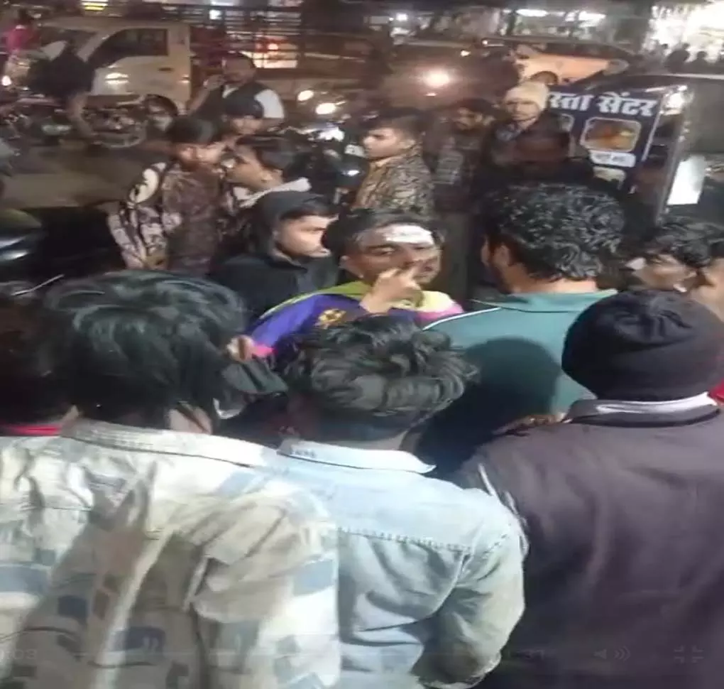 नाश्ता दुकान संचालक की पत्नी से मारपीट, देखें VIDEO जाने वजह