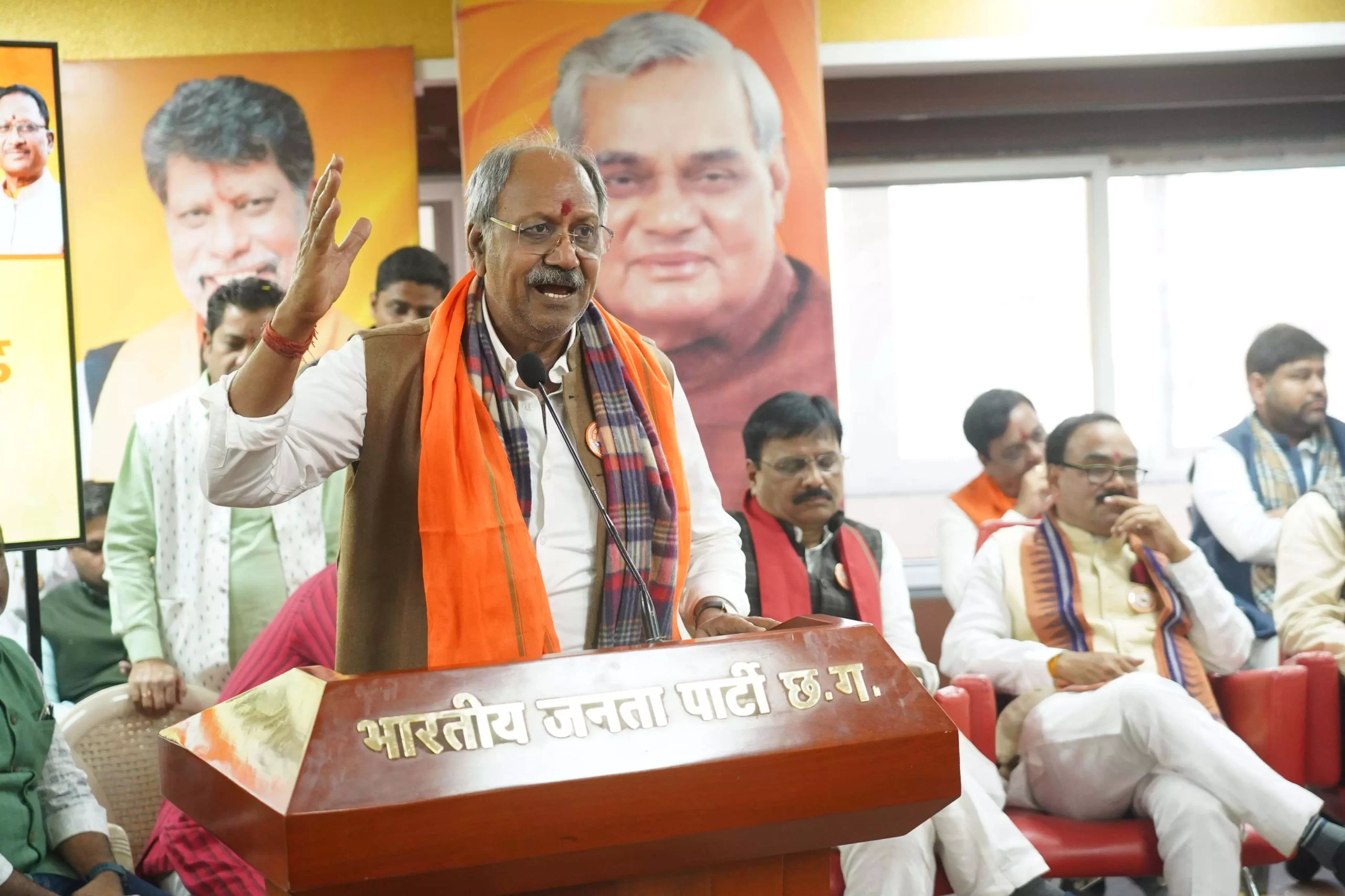 वरिष्ठ भाजपा कार्यकर्ताओं और शतकवीरों का सम्मान अटल जी को सच्ची श्रद्धांजलि: बृजमोहन अग्रवाल