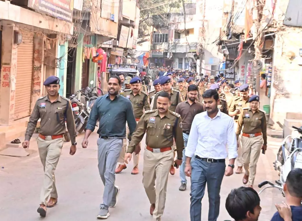 धमतरी में नववर्ष 2026 से पहले भव्य फ्लैग मार्च, सुरक्षा व्यवस्था दुरुस्त धमतरी में नववर्ष 2026 से पहले भव्य फ्लैग मार्च, सुरक्षा व्यवस्था दुरुस्त