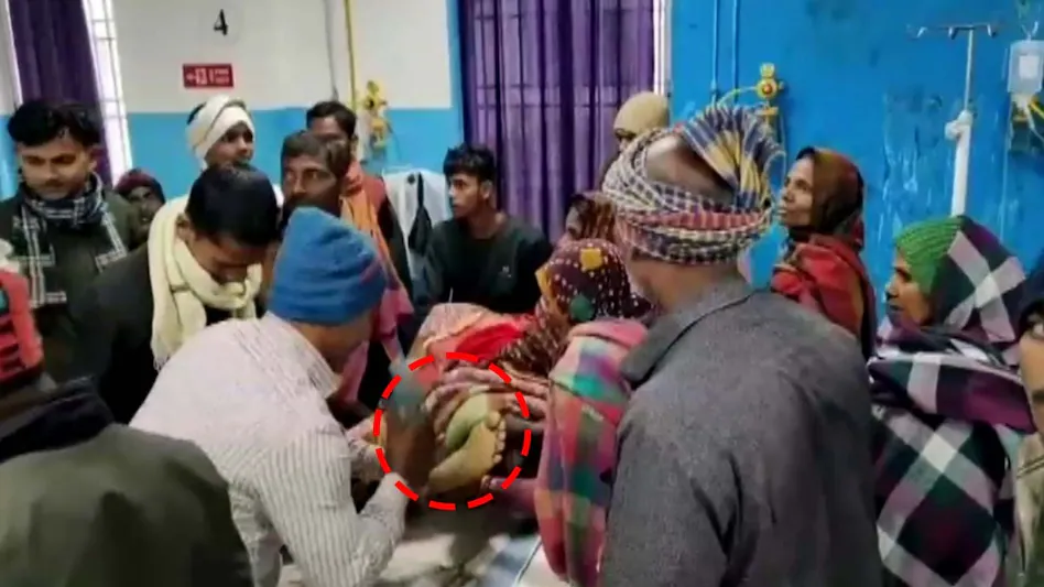 बिहार के अस्पताल में हुआ गजब, करंट लगने से युवक हुआ बेहोश, फिर पैरों में चप्पल मारकर हुआ इलाज