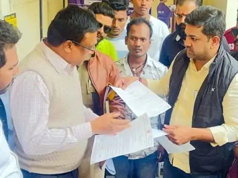 रायगढ़ में बढ़ते प्रदूषण के खिलाफ युवा कांग्रेस का प्रदर्शन:उद्योगों के लगातार विस्तार पर रोक लगाने की मांग, राष्ट्रपति और CJI के नाम आवेदन