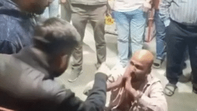 20 लाख की ठगी के आरोपी की पिटाई का VIDEO:बिलासपुर में व्यापारियों ने जमकर पीटा, कोरबा के युवक ने दुकानदारों को थमाया था फर्जी-चेक