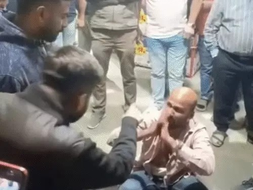 20 लाख की ठगी के आरोपी की पिटाई का VIDEO:बिलासपुर में व्यापारियों ने जमकर पीटा, कोरबा के युवक ने दुकानदारों को थमाया था फर्जी-चेक