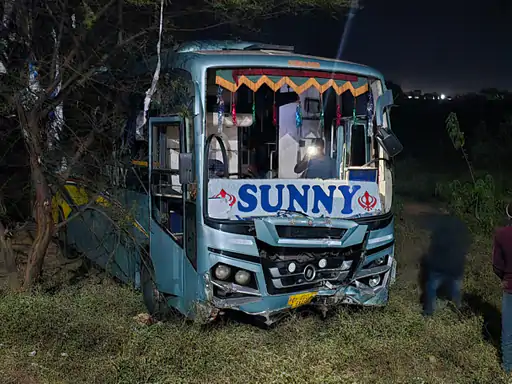 नशे में धुत खलासी ने शहर में बस दौड़ाई:घर के दरवाजे में घुसी, युवक को टक्कर मारी, आरोपी को पुलिस ने हिरासत में लिया